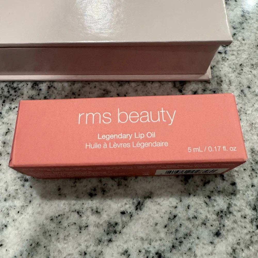 rms beauty Deluxe Glow Kit, Living Luminizer Glow Quad, Legendary Lip Oil - Picture 8 of 9